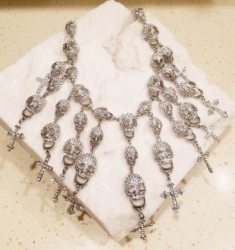Conjunto de collar de racimo de calaveras de cristal austriaco