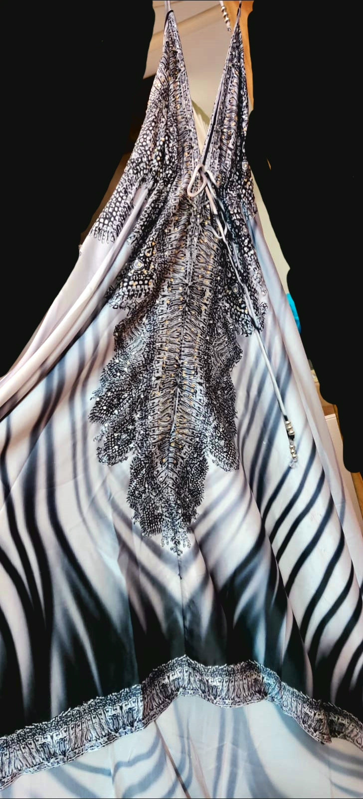 Vestido largo con estampado de animales exóticos en blanco y negro