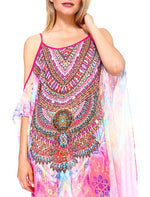 Vestido largo rosa adornado con hombros descubiertos