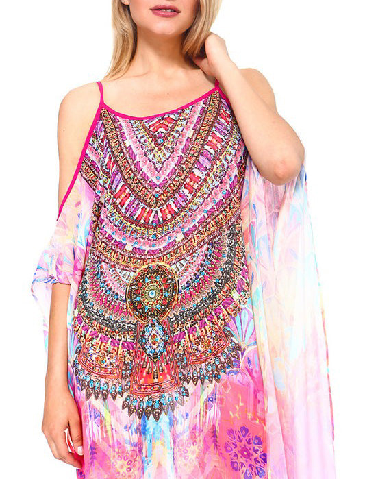 Vestido largo rosa adornado con hombros descubiertos