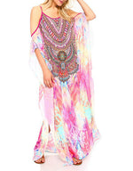 Vestido largo rosa adornado con hombros descubiertos