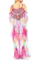 Vestido largo rosa adornado con hombros descubiertos
