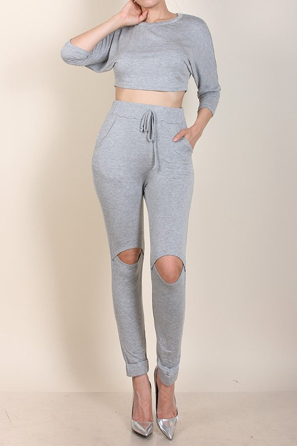 Conjunto de pantalones de chándal con abertura en la rodilla y top corto de manga larga