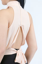 Top fluido con cuello simulado y cuello halter